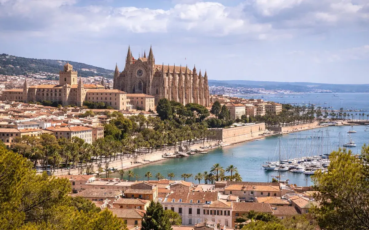 Vista de Palma de Mallorca — reunificación de deudas con Agrupa